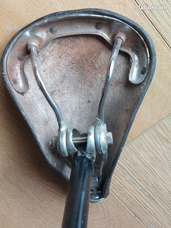 Selle De Vélo IDEAL 92 Diagonale Made In France - Pour Peugeot, Herse Chanteur, Routens, NOS (neuf Vieux Stock)