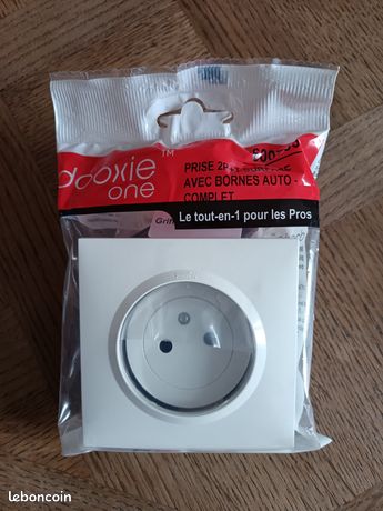 Quadruple prise de courant précablée Dooxie Noir - complète Legrand