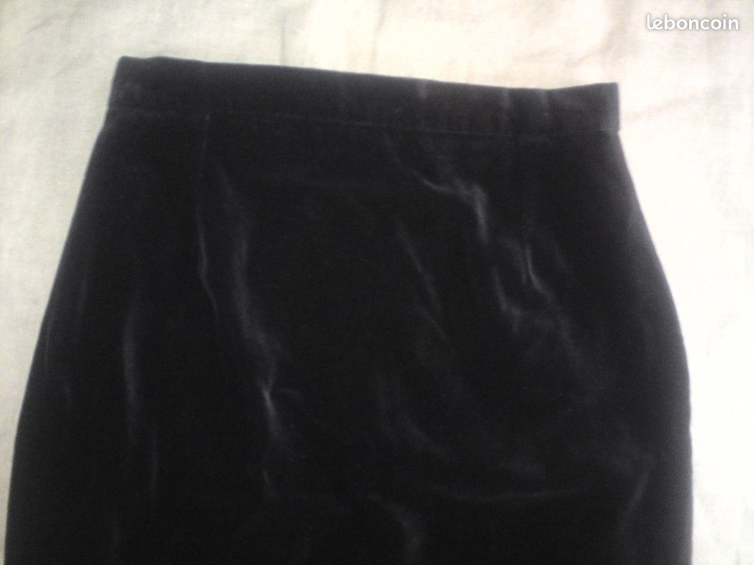 Jupe noire en velours lisse, coupe crayon avec fente derrière Taille 36 marque Mary Kimberley (image 2)