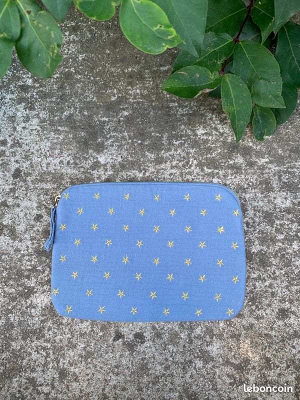 Petite pochette La P’tite Cachottière motif étoiles dorées (image 1)