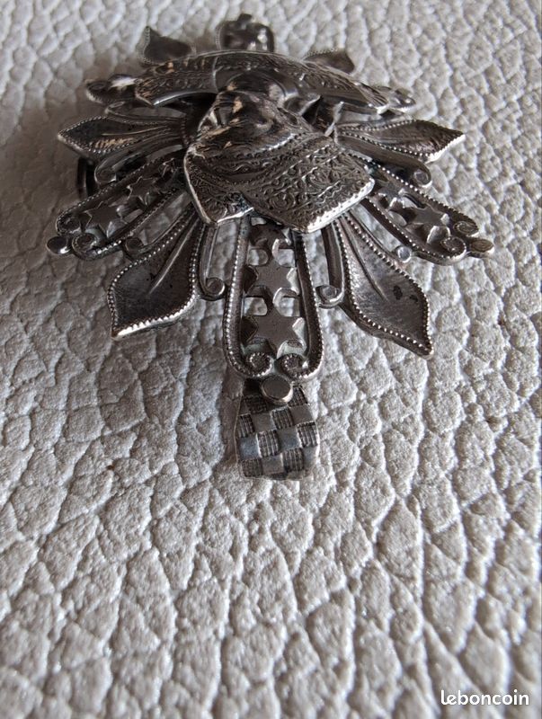 Ancienne superbe broche en métal argenté lavallière unique