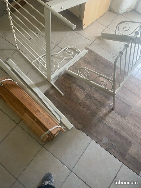 Lit fer forger blanc et tapis ikea (image 1)