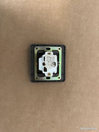 Prise de courant 2P+T LEGRAND en saillie blanc - 086027