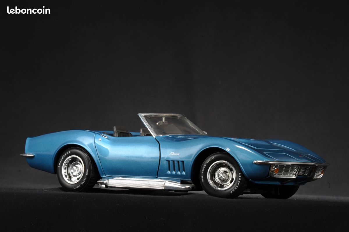 Miniature américaine 1/18 corvette 1969 convertible 1/18 revell 