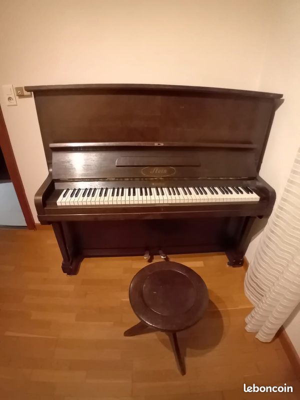 Piano droit en bois (image 1)