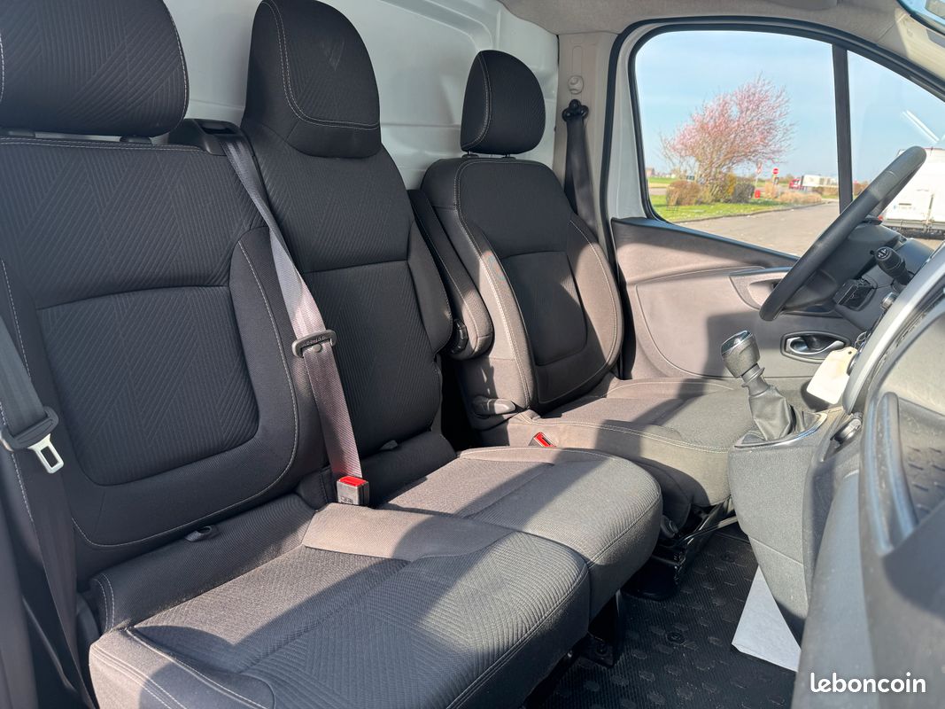 RENAULT TRAFIC III FOURGON GRAND CONFORT L1H1 1200 2.0 DCI 120 (Radar de recul, Climatisation, 1ère main) / HT 13 741 (image 5)