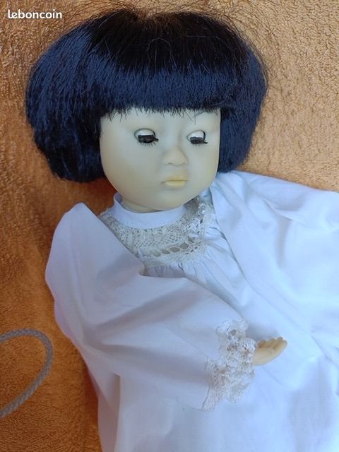 Grande Poupée Noire Vintage – Yeux Dormeurs, 45 Cm, Vêtements D'origine + Support