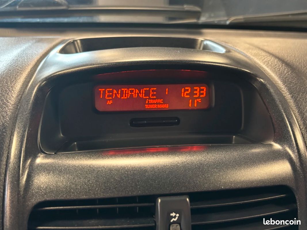RENAULT CLIO 2.0i 16V Sport Jean Ragnotti (image 26)