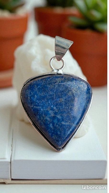 Pendentif bleu (image 1)