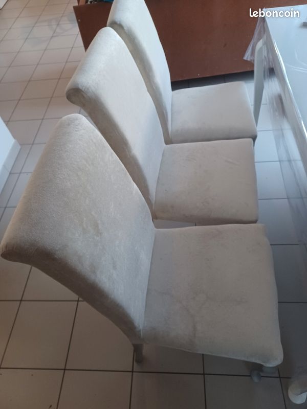 Table avec des chaises (image 2)