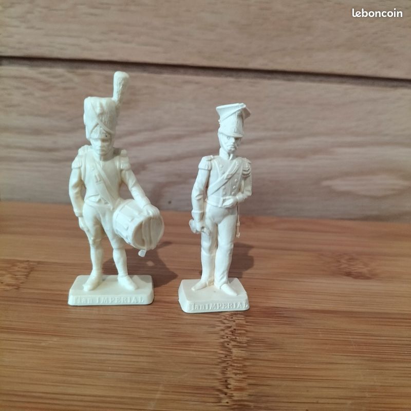 2 figurines (image 1)
