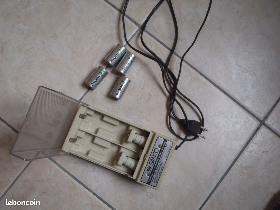 Chargeur d'accus + 4 accus (image 3)