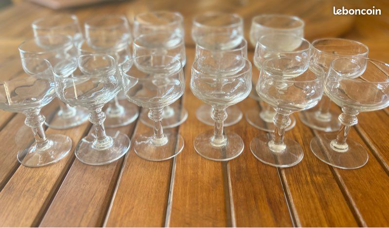 Verres anciens fluorescents sous lampe UV (image 7)