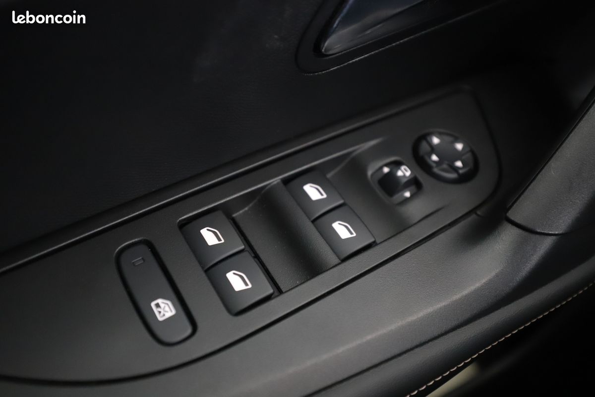 Peugeot 2008 1.2 PureTech Allure 101 ch (image 25)