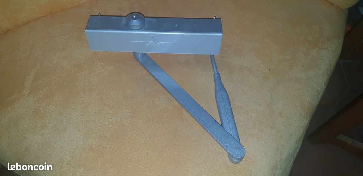 Ferme porte Groom gr150 gris clair (image 1)