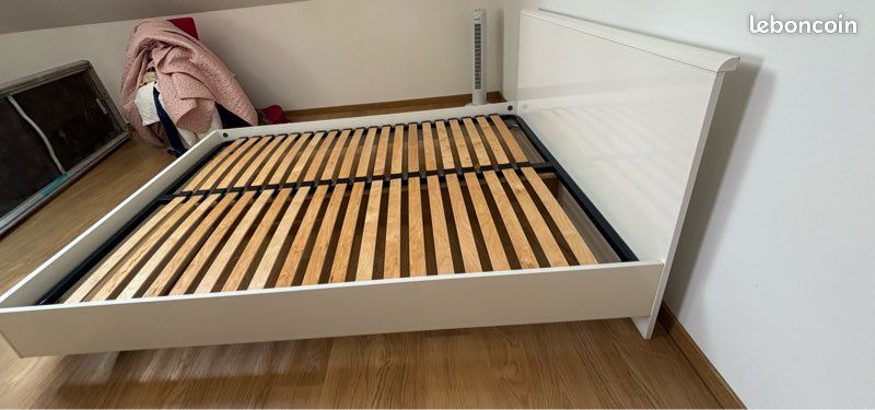 Lit blanc laqué 160 × 200 cm avec sommier – À vendre À vendre, lit blanc laqué avec sommier, dimensions 1,60 m × 2,00 m. Vente pour cause de déménagement. À venir récupérer sur place (image 5)