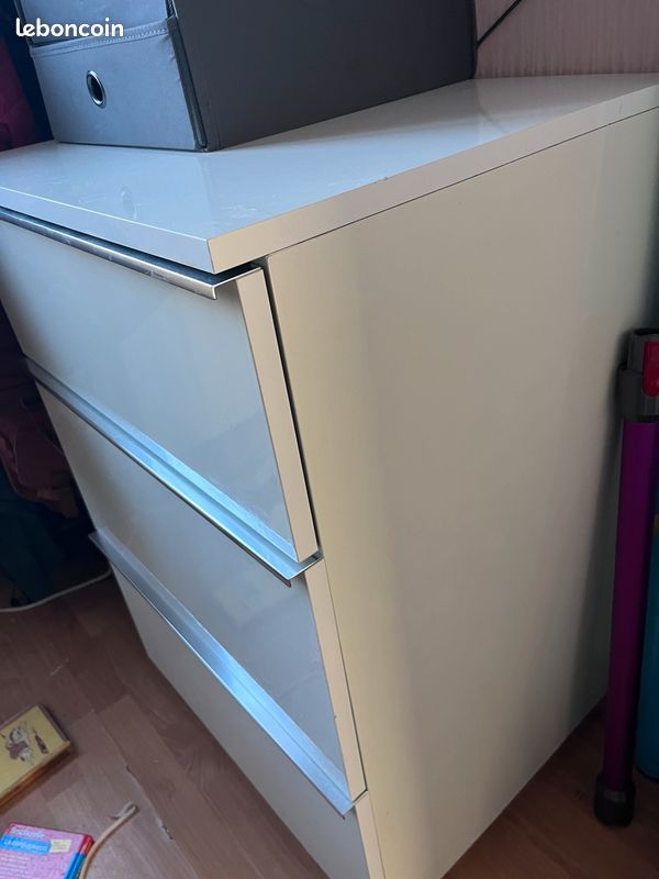Livraison possible - COMMODE 3 TIROIRS laqué parfait état Tiroirs sur glissières métalliques avec retour automatique et frein Meuble chambre armoire produit haut de gamme (image 2)