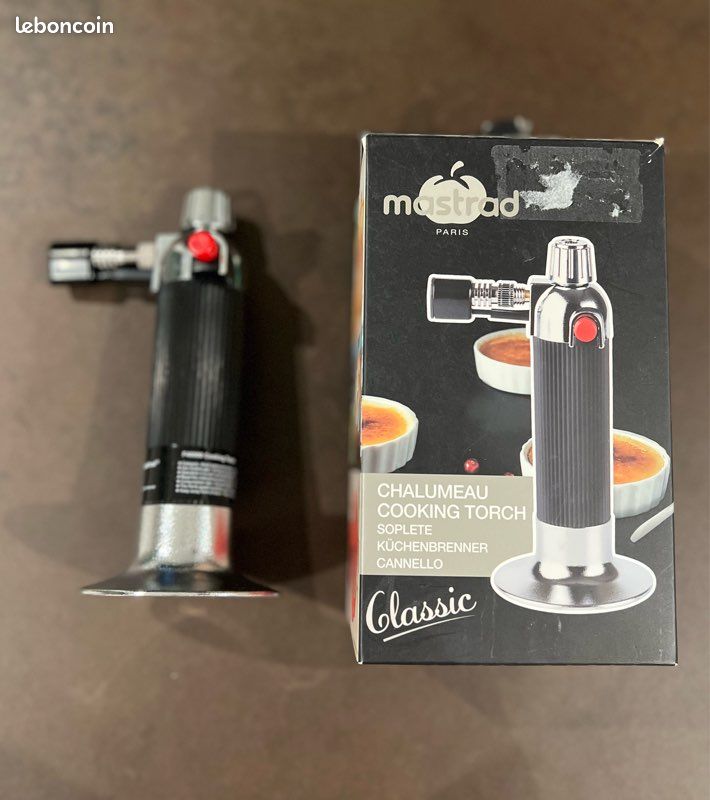 MASTRAD – Chalumeau de Cuisine Professionnel – Utilisation Simple – Rechargeable Au Gaz – Capacité 36 ml – Qualité professionnelle avec socle amovible, Gris