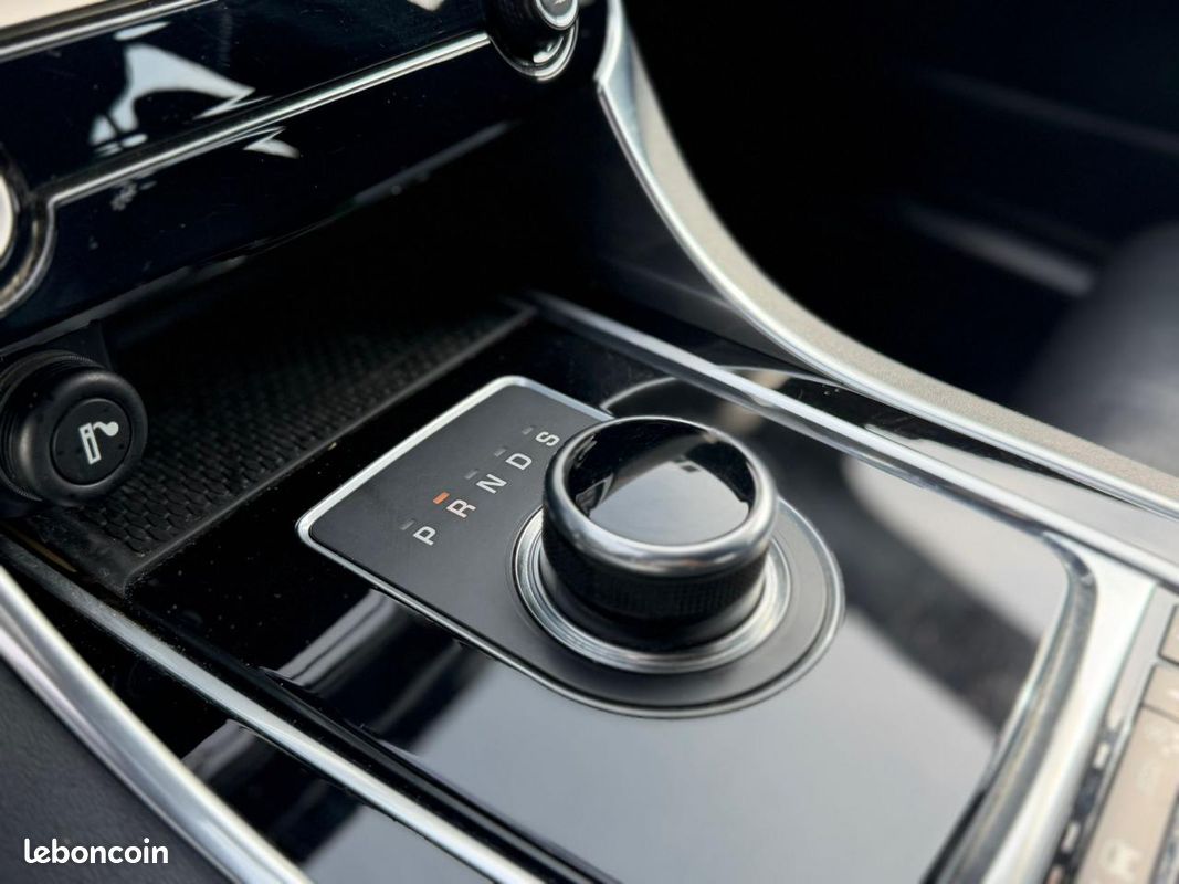 JAGUAR XE 2.0 D - 180 - BVA - AWD BERLINE R-Sport PHASE 1 (image 26)