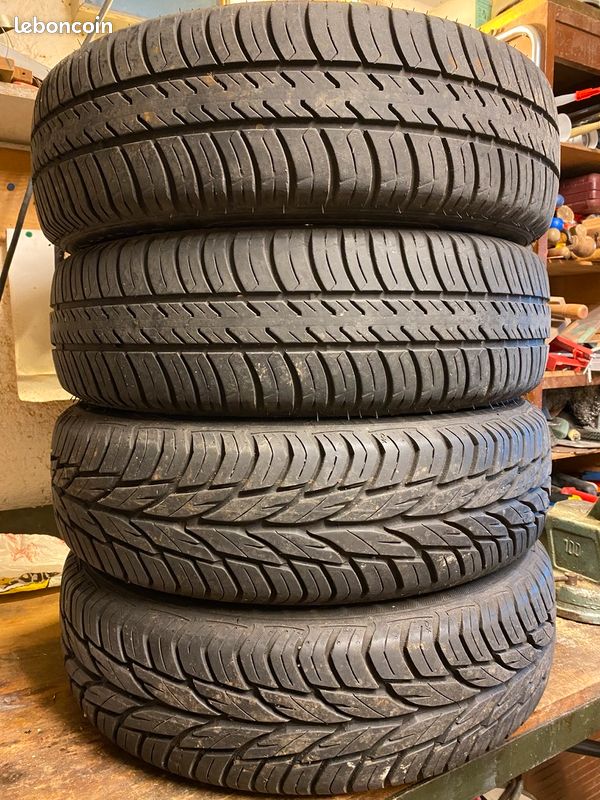 Quatre roues complètes 107 Peugeot, été, très bon état avec enjoliveurs. (2 Kléber Viaxer et 2 Uniroyal Raintype) (image 2)