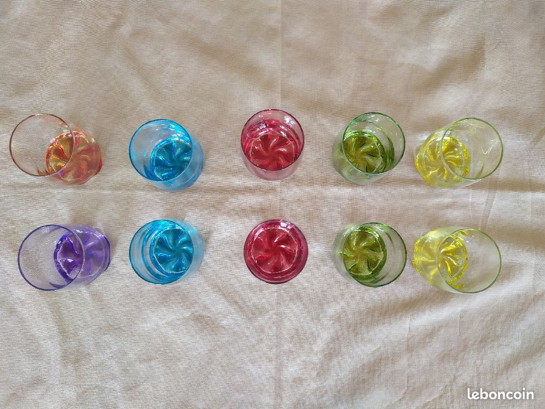 Au moins 10 Verres à eau colorés (image 1)