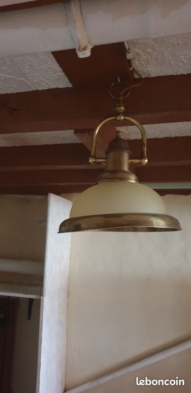 Lustre en opaline et laiton (image 1)