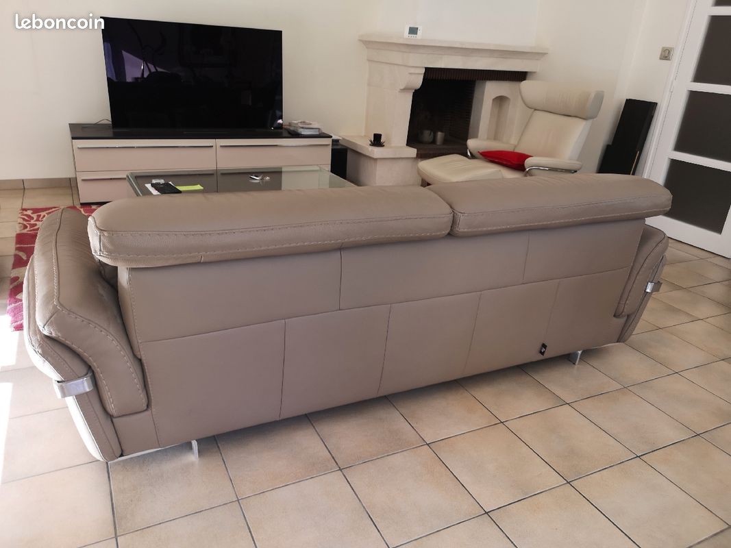 Vend canapé 3 places + pouf en cuir (image 3)