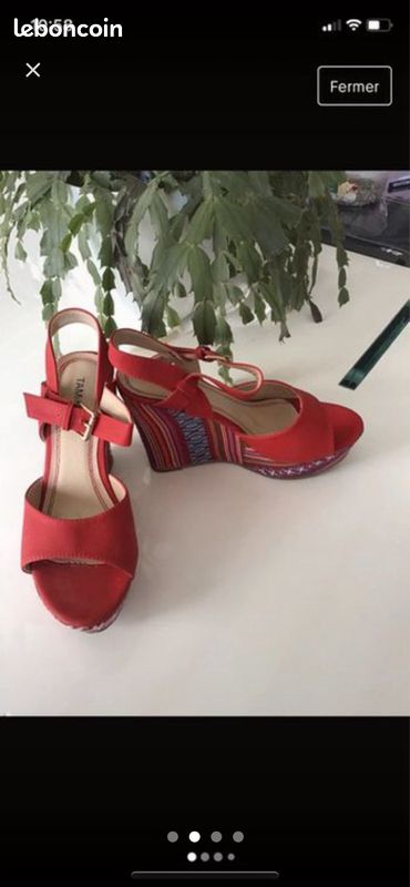 Chaussures compensées rouge (image 2)