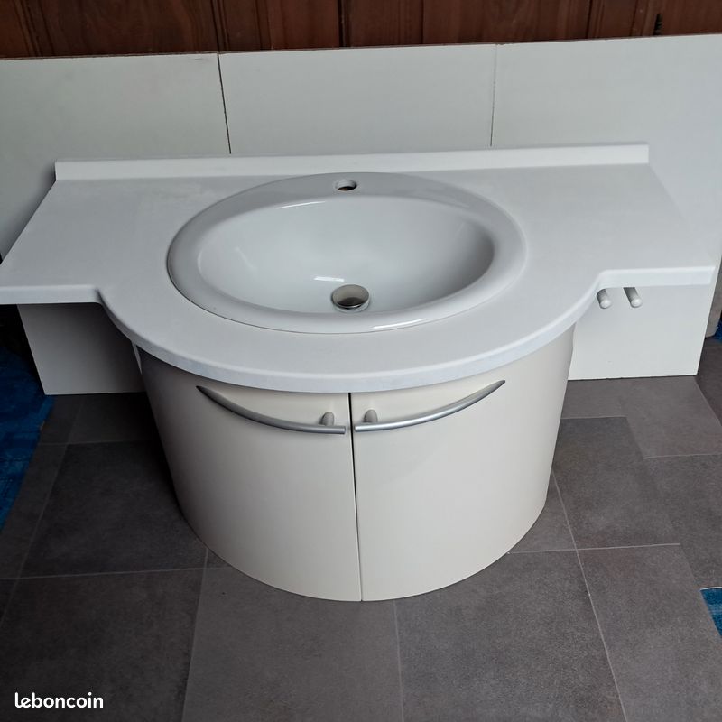 Meuble à suspendre avec vasque et porte-serviettes (image 1)