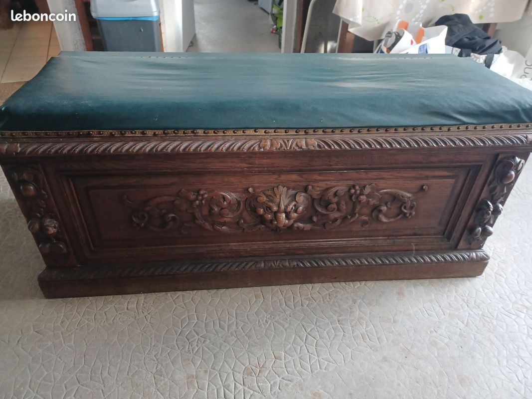 Coffre ancien avec assise (image 1)