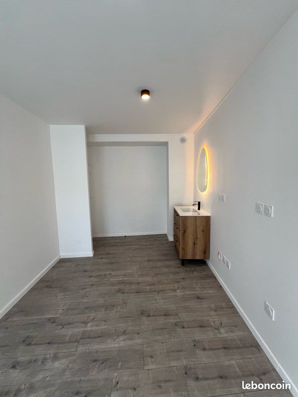 Local commercial 3 pièces 53 m² · à Saint-Grégoire · 53 m² · 600 €