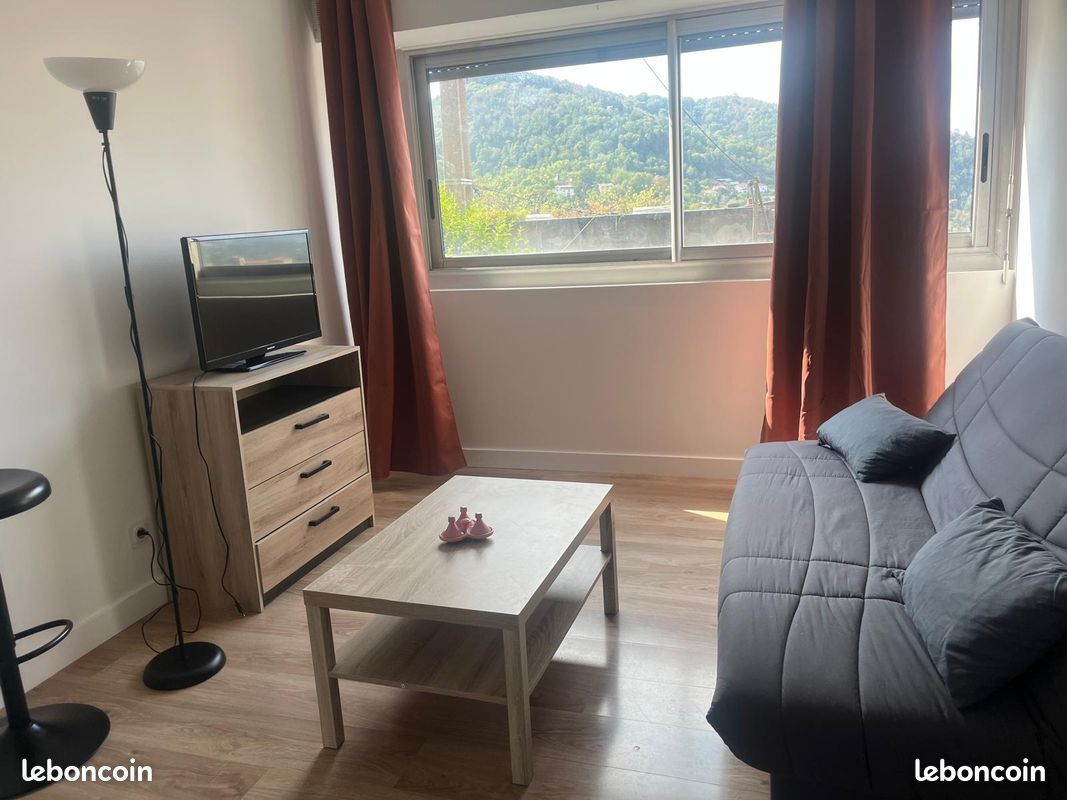Appartement 1 pièce 28 m² · à Thiers · 28 m² · 350 €/mois