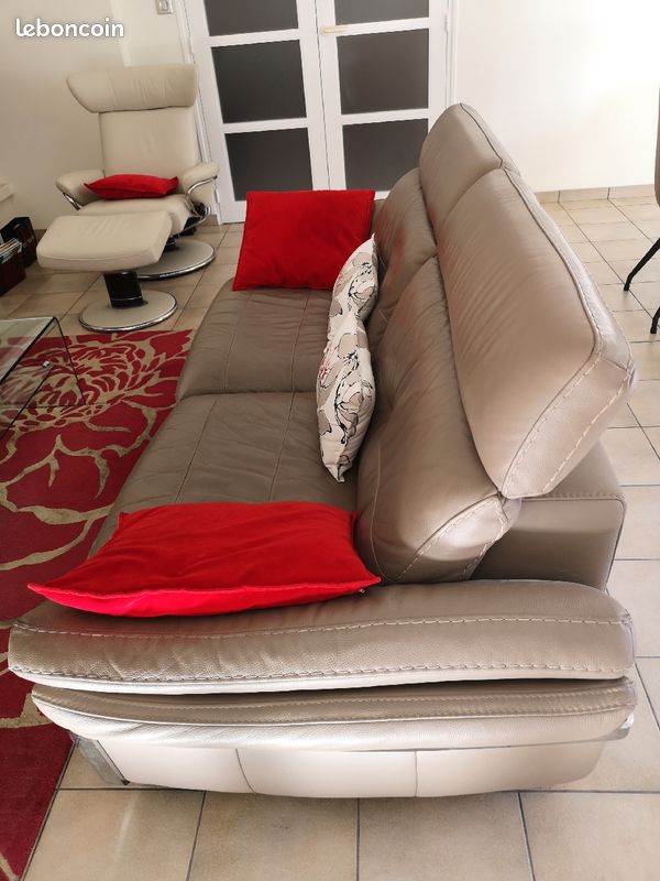 Vend canapé 3 places + pouf en cuir (image 1)
