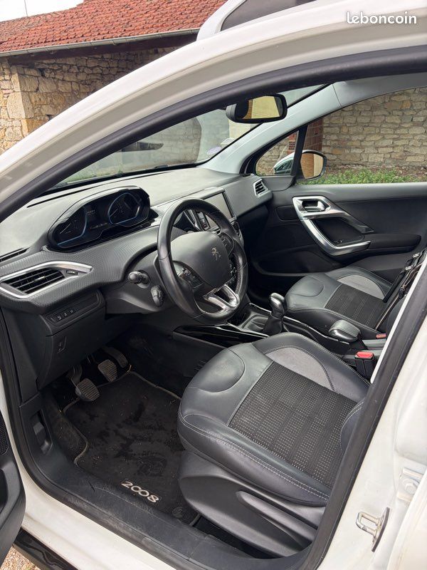 Peugeot 2008 1.2 PureTech 110ch Allure (image 3)