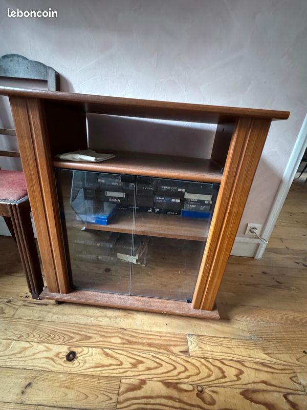 Meuble télé en bois avec portes vitrées (image 1)