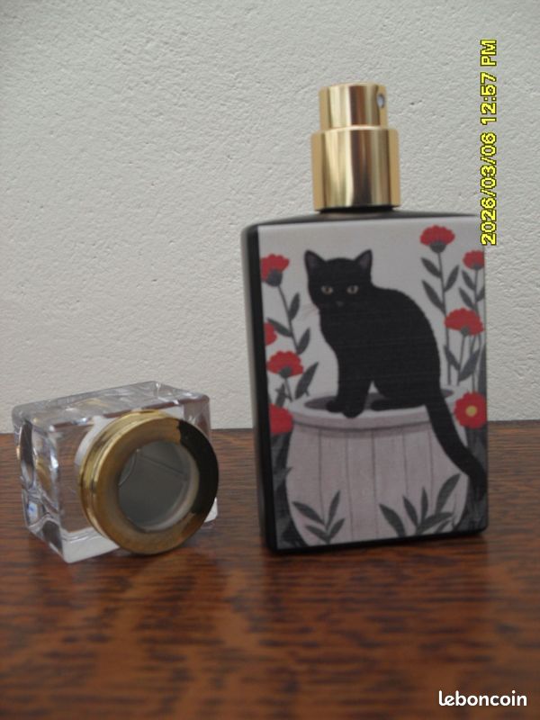 Vaporisateur de parfum en verre noir de 30 ml, orné d'un motif de chat." (image 3)