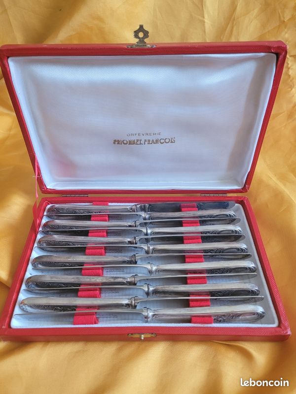 François Frionnet. Coffret de 12 couteaux à fromage. Tbe (image 1)
