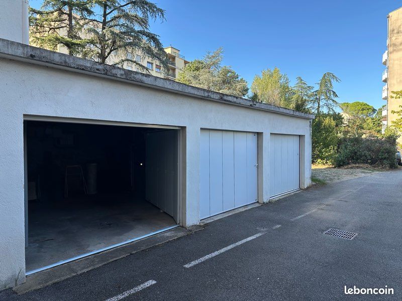 Garage fermé 23m2 - Secteur Victor Hugo / Danton · à Valence · 25 000 €