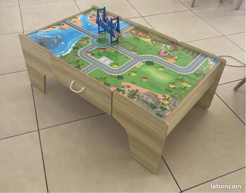 Table et train en bois (image 1)