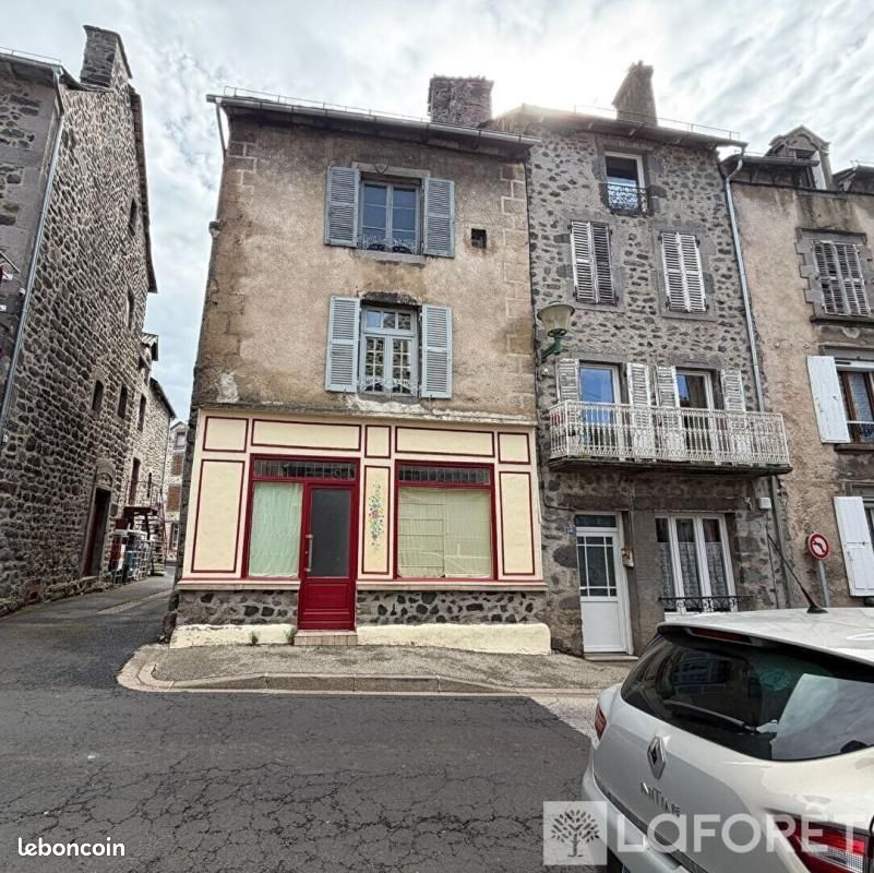 Maison 5 pièces 230 m² · à Allanche · 230 m² · 60 000 €