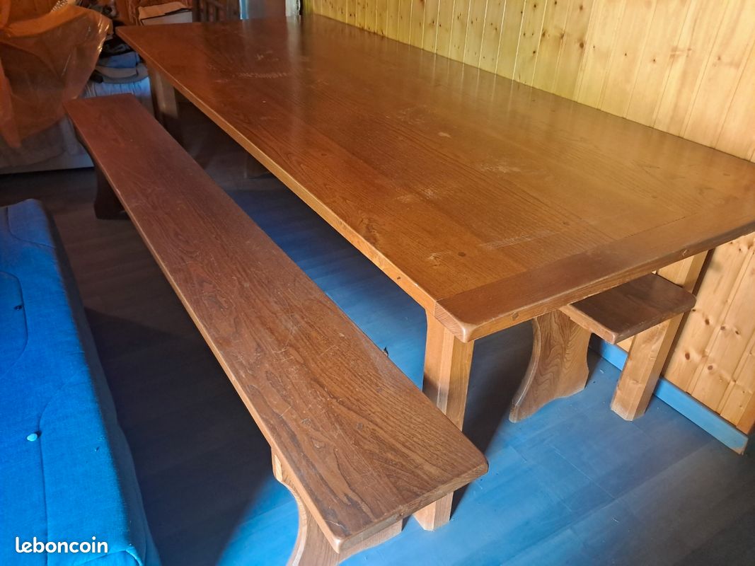 Table de ferme en ormeau avec un grand tiroir ,deux bancs .(2,50Ă 100) .deux nappes une rouge et une grise de 1,40 sur 3m en cadeau đ Ă venir chercher sur place paiement en liquide uniquement (image 2)