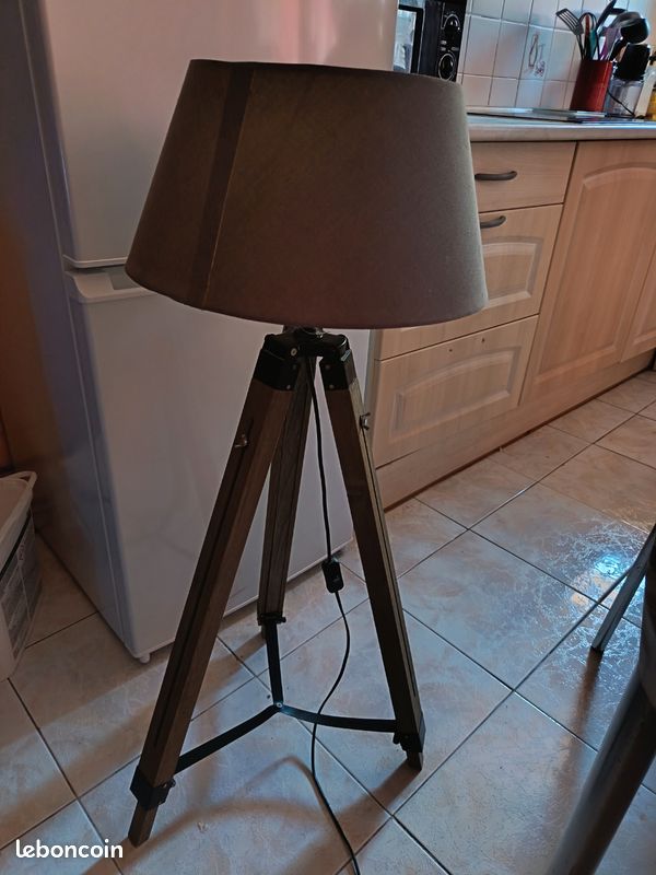 Lampe sur pieds (image 1)