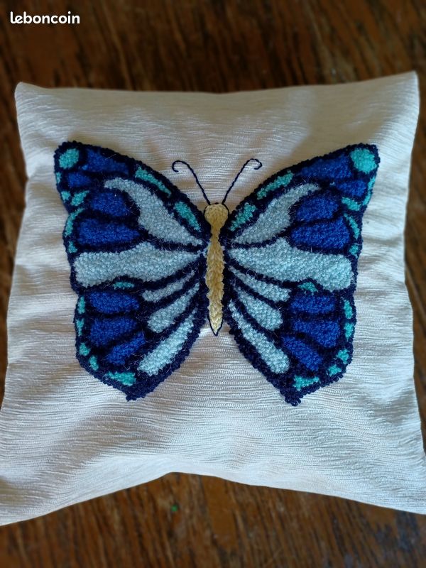 Housse coussin papillon punch needle (image 1)