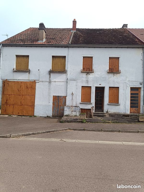 Maison 8 pièces 191 m² · à Saint-Émiland · 191 m² · 34 000 €
