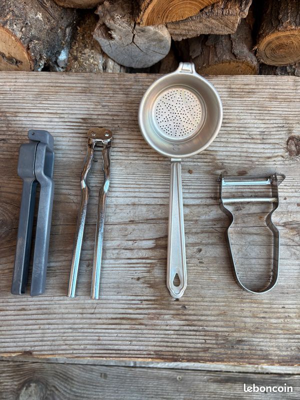 Lot Anciens Ustensiles Cuisine X13 – Couperet, Presse-ail, Casse-noix, Couverts
