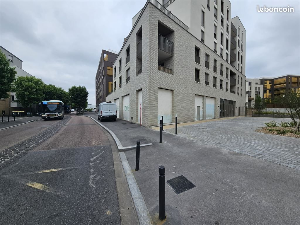 Boutique 864 m² MONTREUIL (image 1)