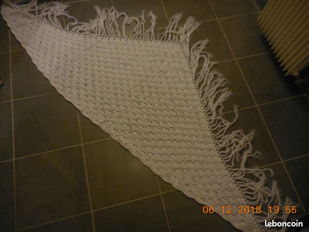 Châle au crochet (fait main) blanc parfait état (image 1)