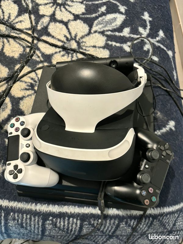 PS4 Pro + 2 manettes + casque VR (image 1)