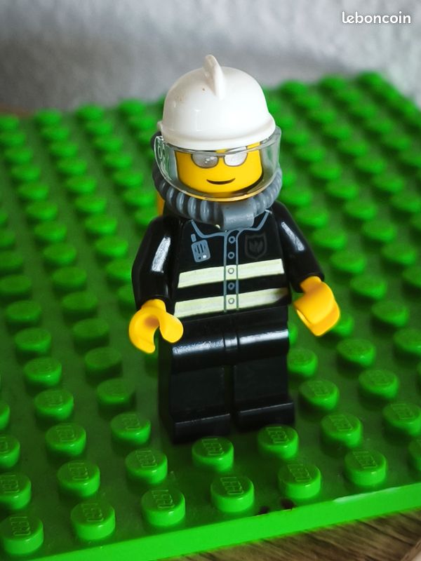 Lego mini figurine City cty0024 pompier (image 1)