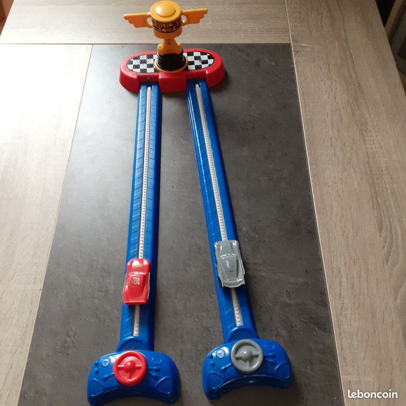 Jeu de courses CARS PISTON CUP (image 1)